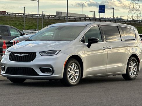 Used 2024 Chrysler Pacifica Touring-L image 7