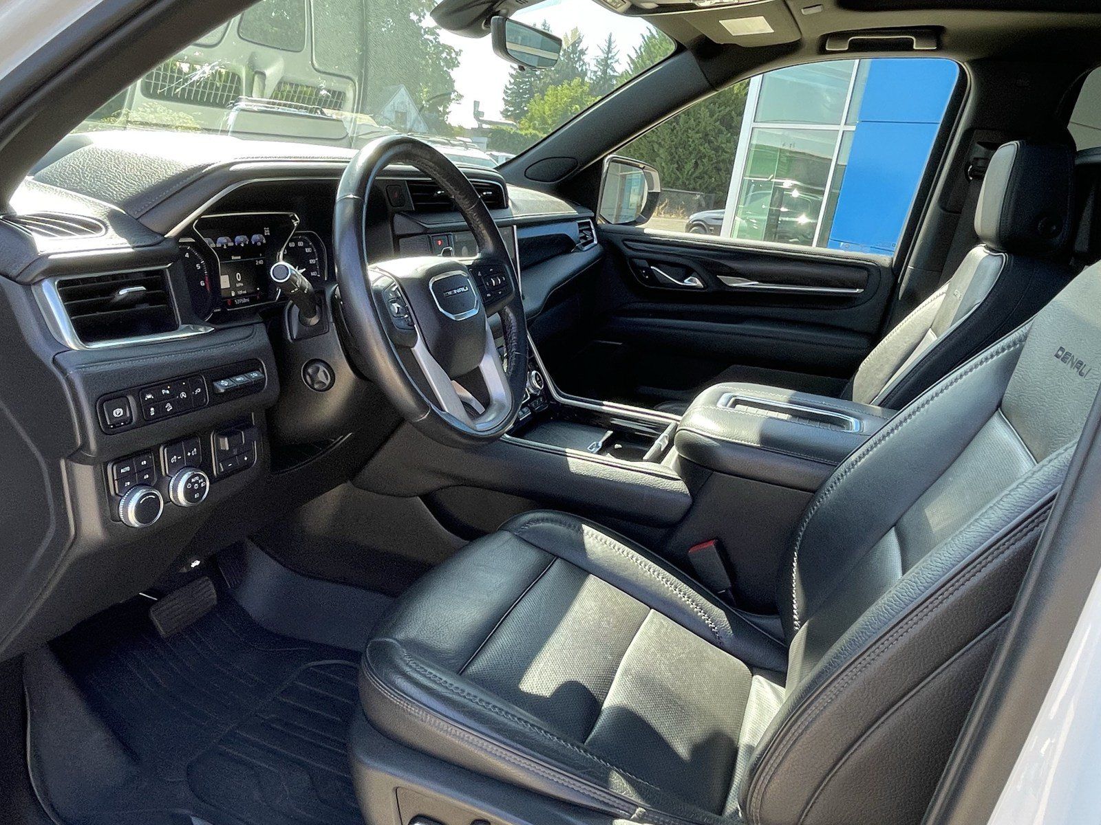 Used 2021 GMC Yukon Denali w/ Denali Premium Package AWD/4WD image 10