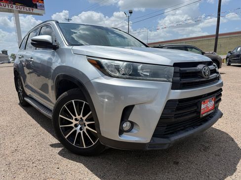 Used 2018 Toyota Highlander SE FWD image 1