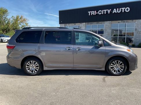 Used 2020 Toyota Sienna XLE Premium w/ Carpet Mat Package FWD image 9