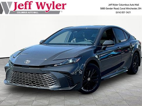 Used 2025 Toyota Camry SE w/ Convenience Package image 1