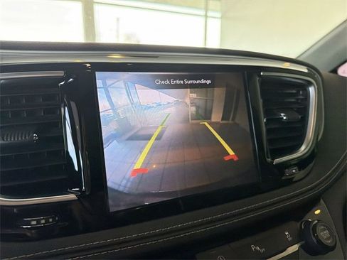 Used 2020 Chrysler Pacifica Limited w/ S Appearance Package image 31