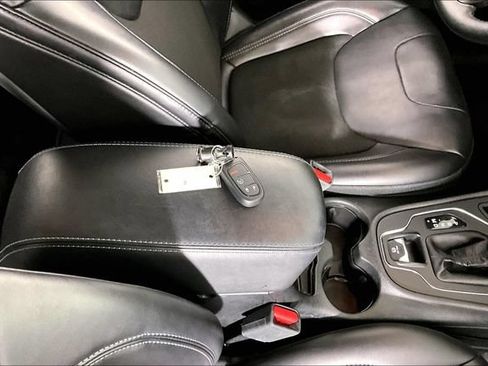 Used 2019 Jeep Cherokee Latitude Plus FWD image 32