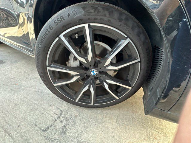 Used 2020 BMW X7 xDrive40i w/ M Sport Package AWD/4WD image 3