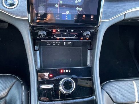 Used 2024 Jeep Grand Cherokee L Limited w/ Luxury Tech Group II image 19