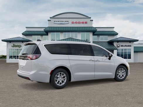 Used 2026 Chrysler Voyager LX FWD image 4