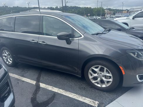 Used 2018 Chrysler Pacifica Touring Plus w/ Tire & Wheel Group FWD image 3