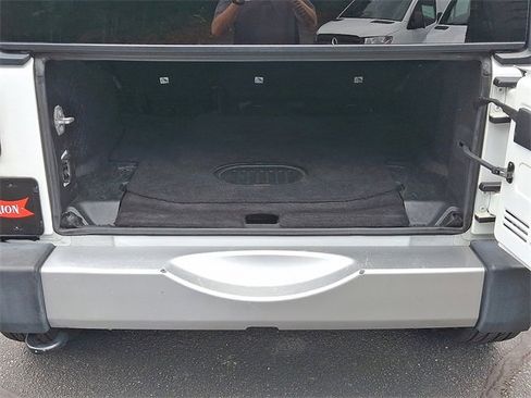 Used 2018 Jeep Wrangler Unlimited Sahara w/ Connectivity Group image 29