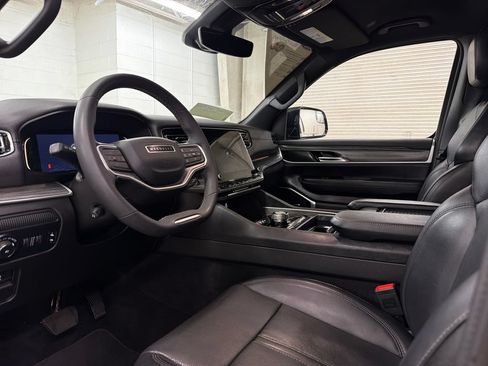 Used 2024 Jeep Wagoneer L Series II RWD image 6