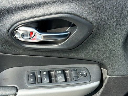 Used 2018 Jeep Cherokee Latitude Plus w/ Cold Weather Group FWD image 20