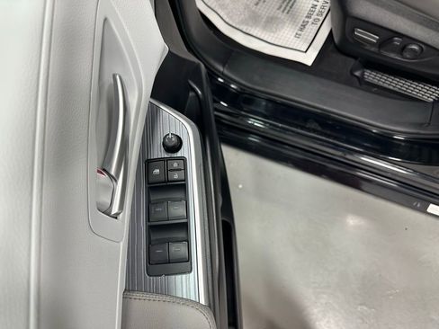 Used 2025 Toyota Sienna XLE image 8