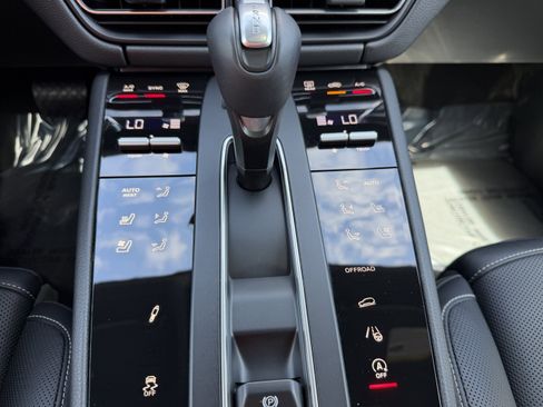 Certified 2025 Porsche Macan Turbo image 31