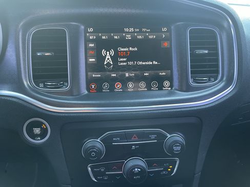 Used 2017 Dodge Charger SXT RWD image 19