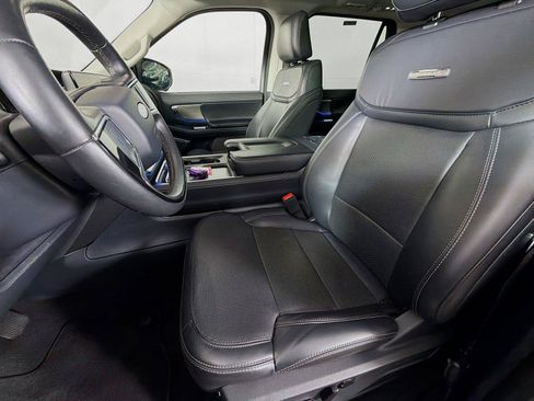 Used 2025 Ford Expedition Max Platinum AWD/4WD image 2