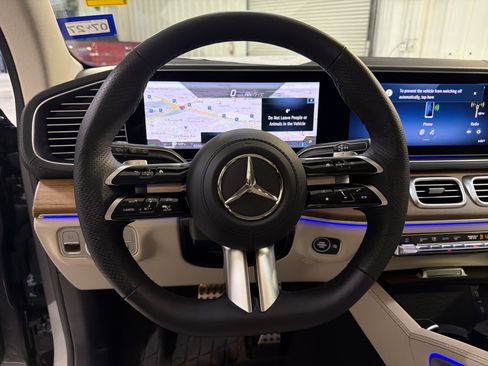 Used 2025 Mercedes-Benz GLS 450 4MATIC image 16