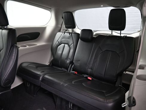 Used 2023 Chrysler Pacifica Touring-L FWD image 27