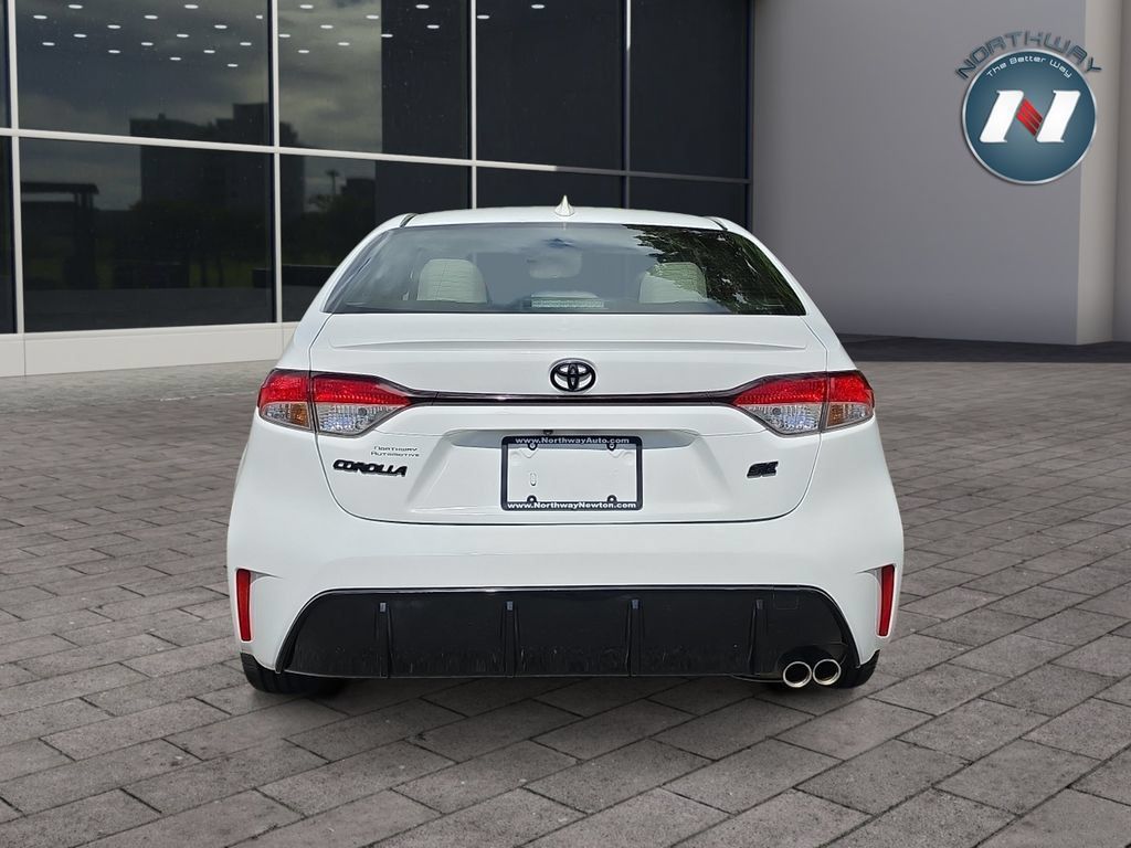Used 2024 Toyota Corolla SE FWD image 4