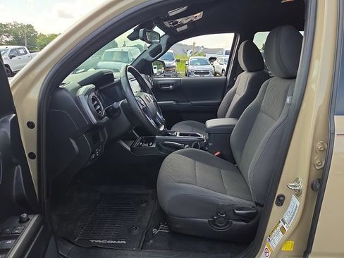 Used 2019 Toyota Tacoma TRD Off-Road AWD/4WD image 15