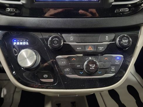 Used 2021 Chrysler Voyager Lxi image 17