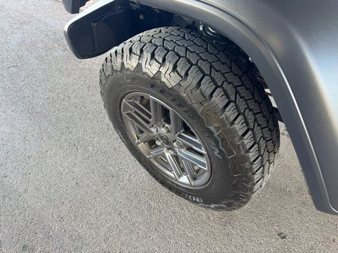 Used 2025 Jeep Gladiator Sport image 28