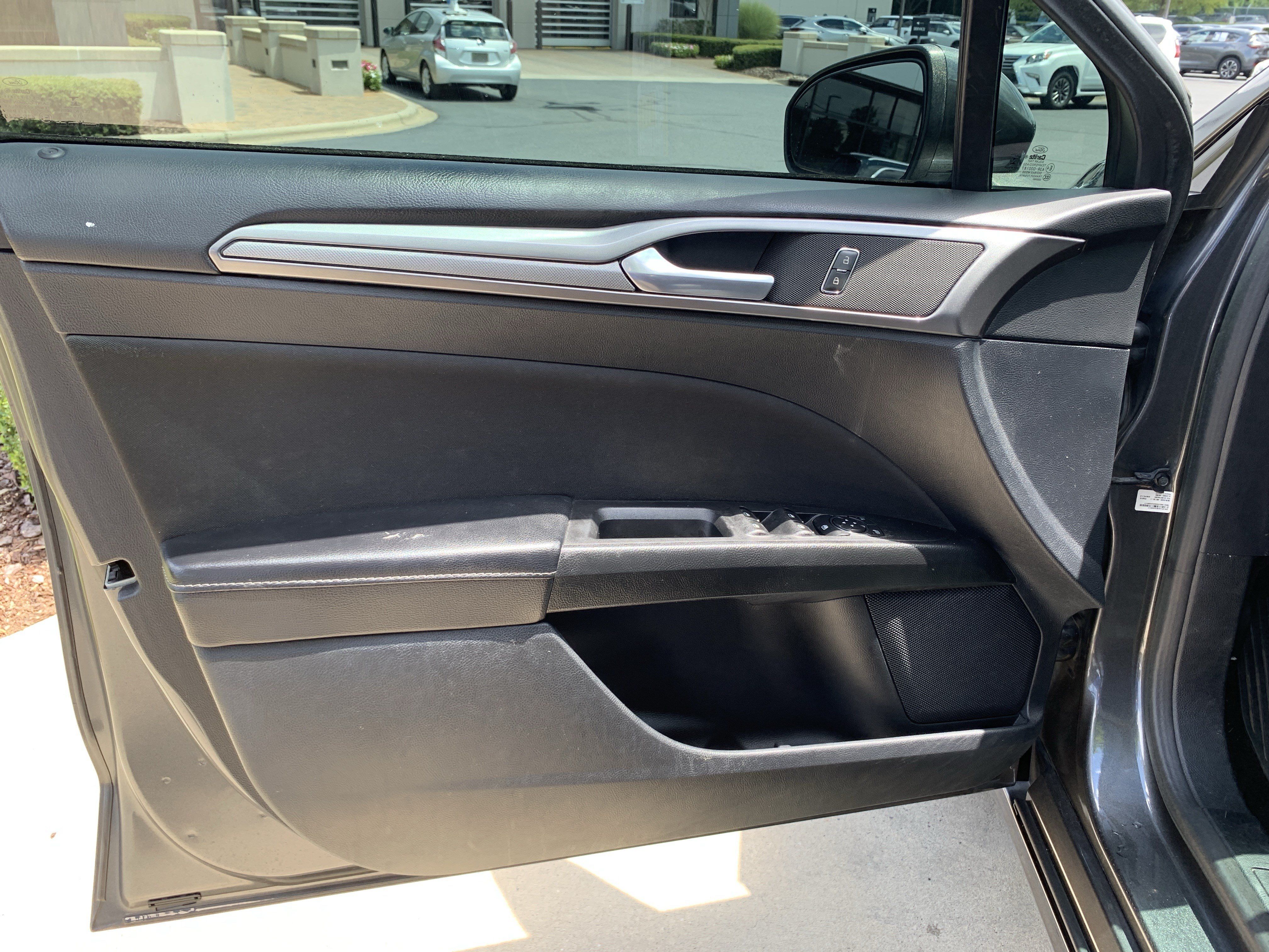 Used 2019 Ford Fusion SE FWD image 14