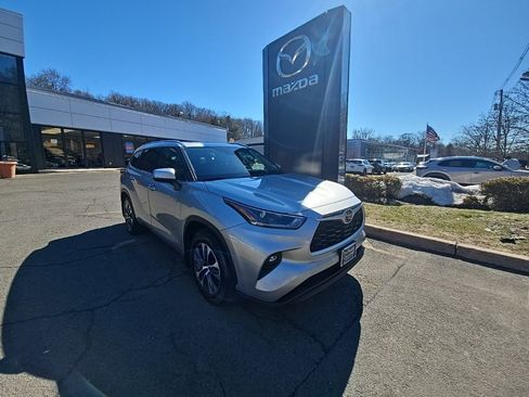 Used 2021 Toyota Highlander XLE image 2