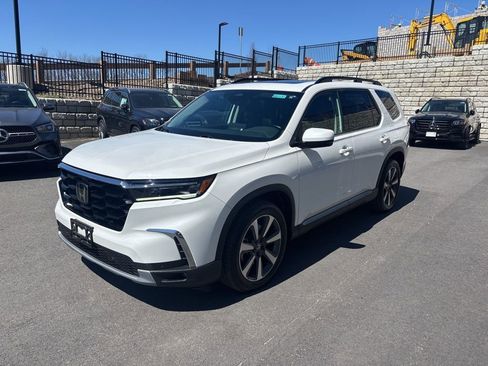 Used 2023 Honda Pilot Touring image 1