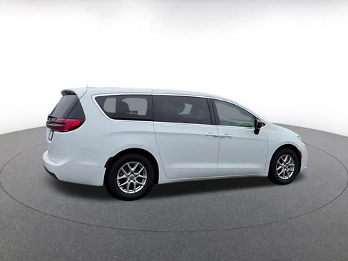 Used 2025 Chrysler Pacifica Select FWD image 12