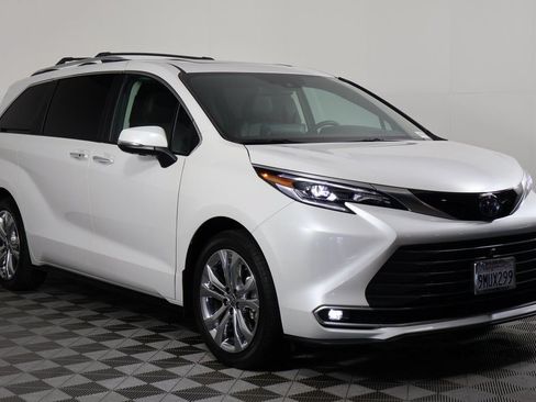 Used 2024 Toyota Sienna Platinum FWD image 3