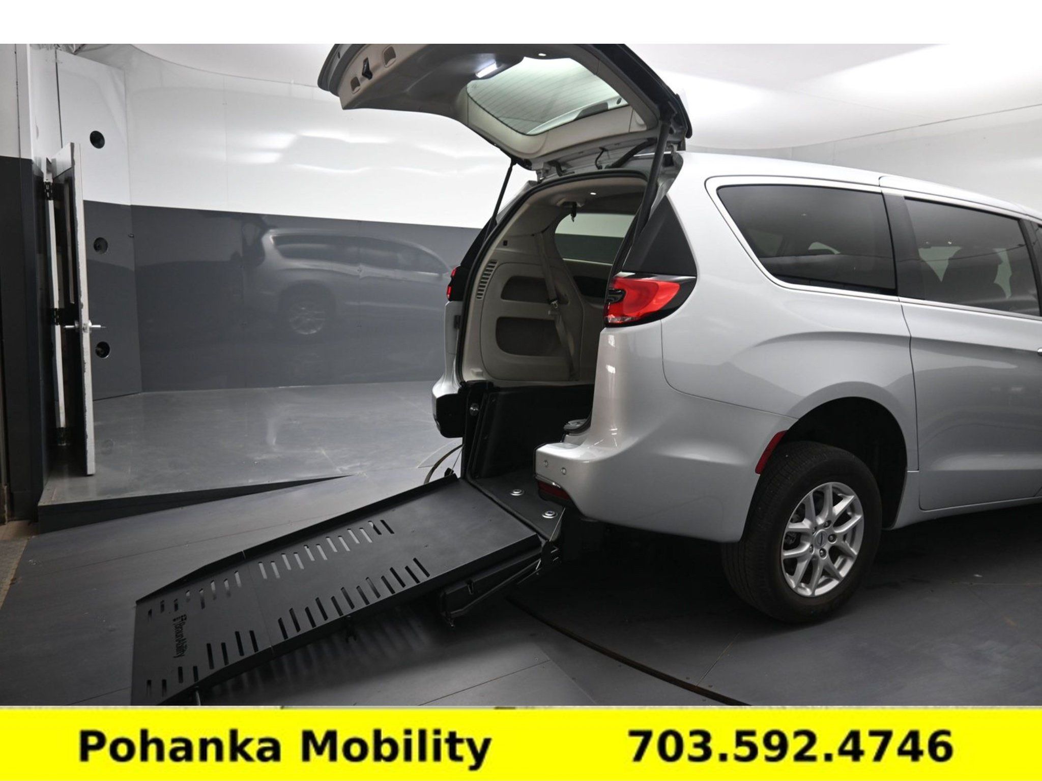 Used 2024 Chrysler Pacifica Touring-L FWD image 1