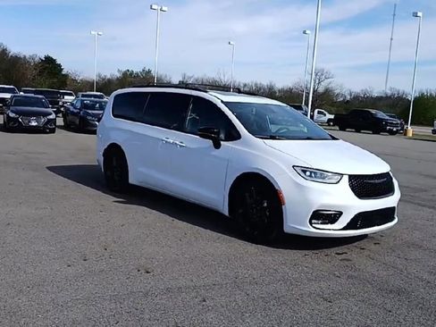 Used 2025 Chrysler Pacifica Limited image 2