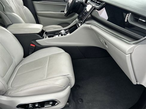 Used 2022 Jeep Grand Cherokee Overland w/ Advanced Protech Group III image 9