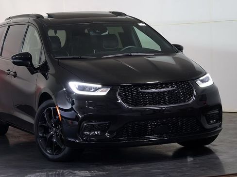 Used 2025 Chrysler Pacifica Limited FWD image 6