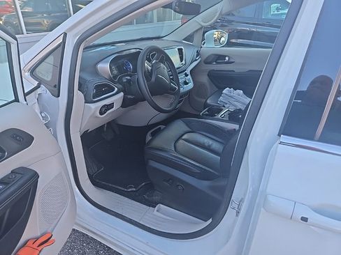 Used 2022 Chrysler Pacifica Touring-L image 5