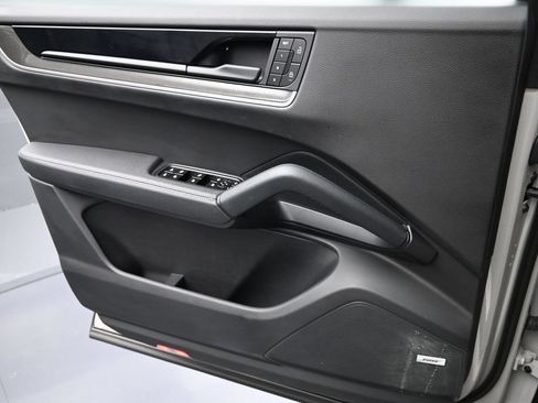 Certified 2025 Porsche Cayenne AWD/4WD image 25
