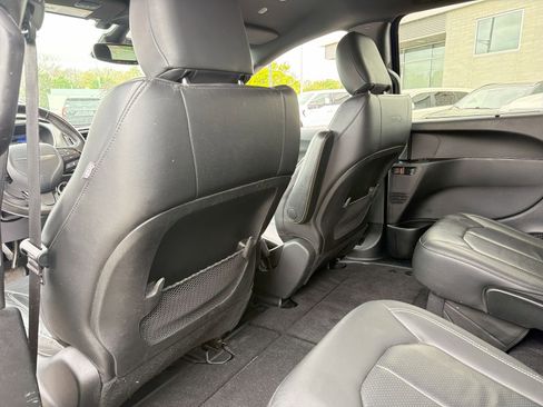 Used 2020 Chrysler Pacifica Touring-L AWD/4WD image 24