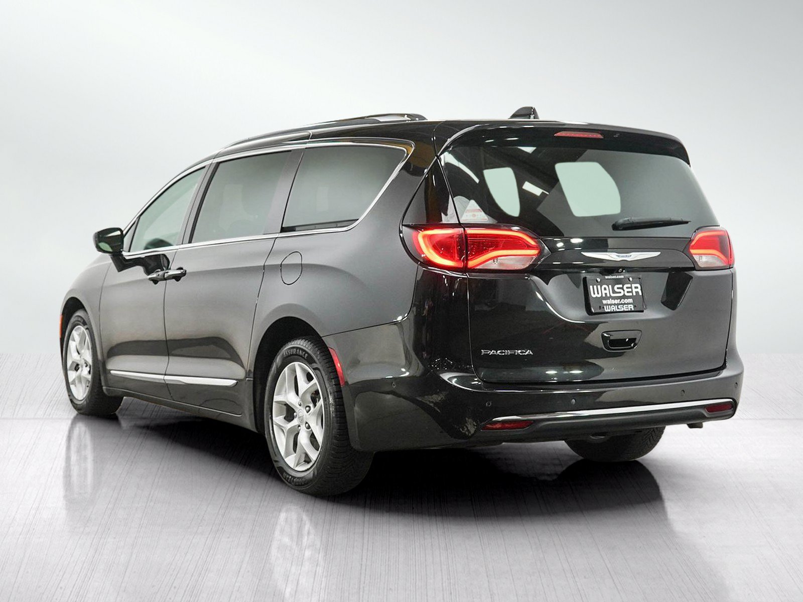 Used 2017 Chrysler Pacifica Touring-L Plus w/ Advanced Safetytec Group FWD image 3