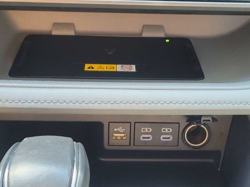 Used 2024 Toyota Highlander XLE AWD/4WD image 36