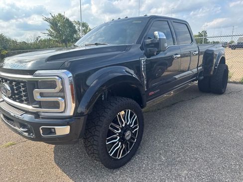 Used 2024 Ford F450 Platinum w/ FX4 Off-Road Package AWD/4WD image 17