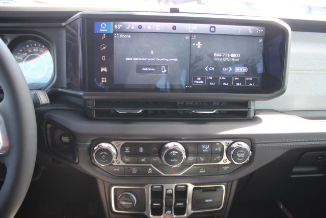 Used 2025 Jeep Wrangler Unlimited Sahara AWD/4WD image 4