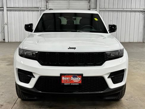 Used 2025 Jeep Grand Cherokee Altitude RWD image 2