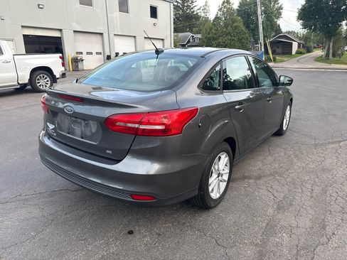 Used 2018 Ford Focus SE FWD image 3