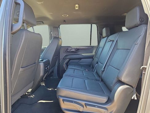 Used 2025 Chevrolet Suburban Z71 AWD/4WD image 18