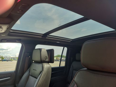 Used 2021 GMC Yukon XL Denali w/ Denali Premium Package AWD/4WD image 29