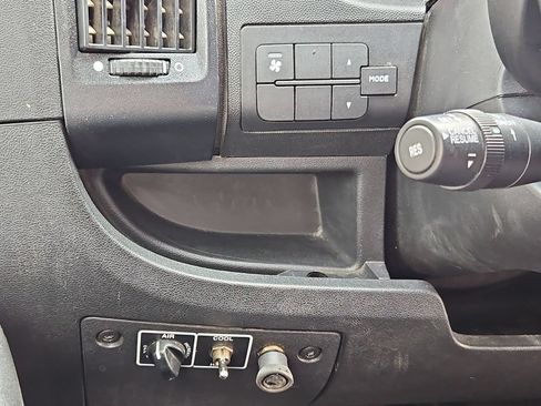 Used 2018 RAM ProMaster 2500 w/ Premium Appearance Group FWD image 18