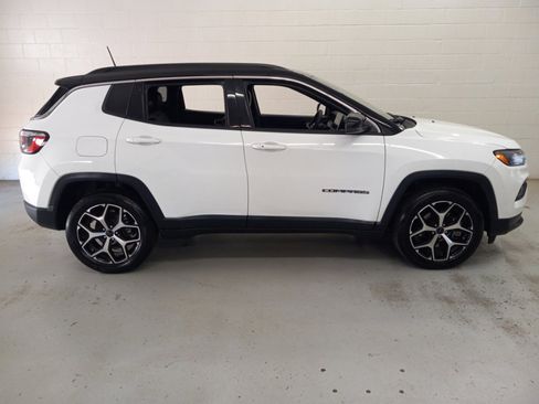 Used 2025 Jeep Compass Limited AWD/4WD image 2