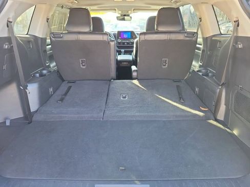 Used 2023 Toyota Highlander L image 10