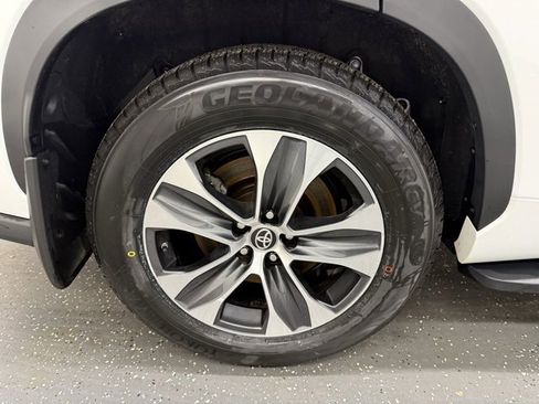 Certified 2023 Toyota Highlander XLE image 20