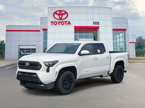 Used 2025 Toyota Tacoma SR5 image 2