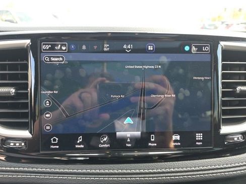 Used 2025 Chrysler Pacifica Select w/ Uconnect Theater Family Group image 4